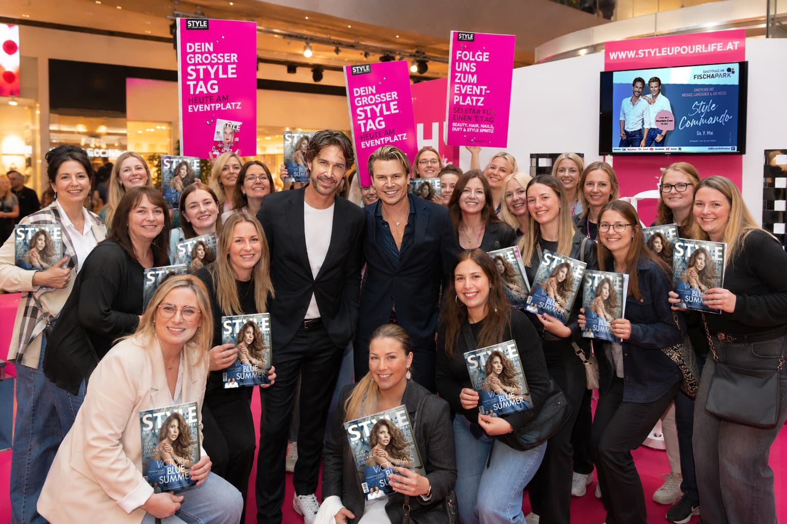 Die Herausgeber Adi Weiss und Michael Lameraner mit Leserinnen, die STYLE-Magazine halten, beim Style-Commando-Event im Fischapark.