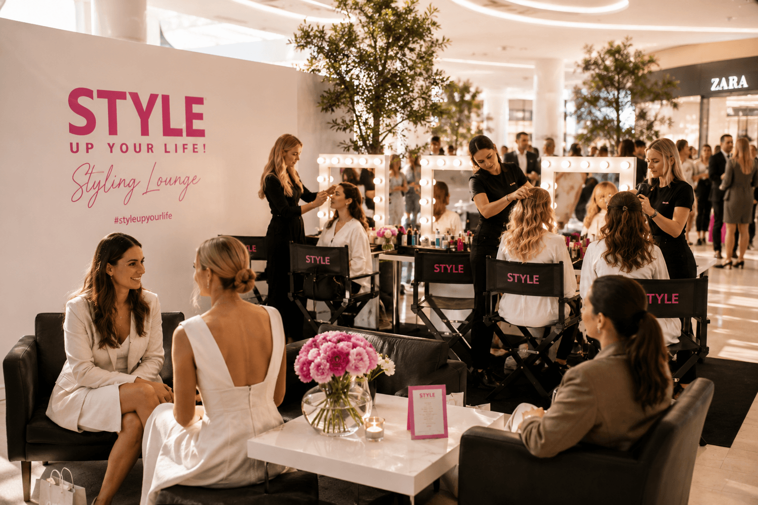 Styling Lounge von STYLE UP YOUR LIFE! in einem Einkaufszentrum: Gäste werden frisiert oder plaudern auf Sofas