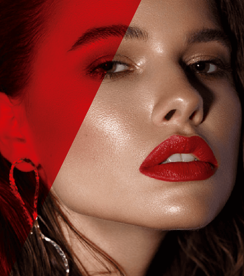 Beauty-Porträt: Nahaufnahme einer Frau mit rotem Lippenstift, die linke Bildseite von einer roten Fläche diagonal überdeckt.