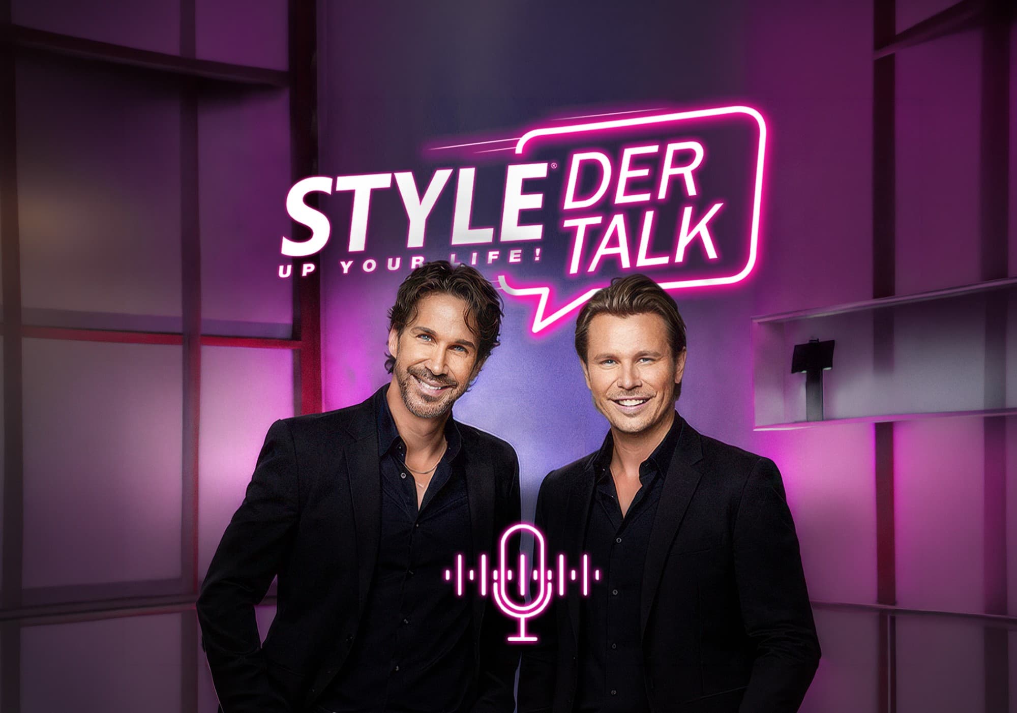 Zwei lächelnde Männer in Schwarz vor dem leuchtenden Logo „STYLE UP YOUR LIFE! DER TALK“ mit Mikrofon-Symbol.