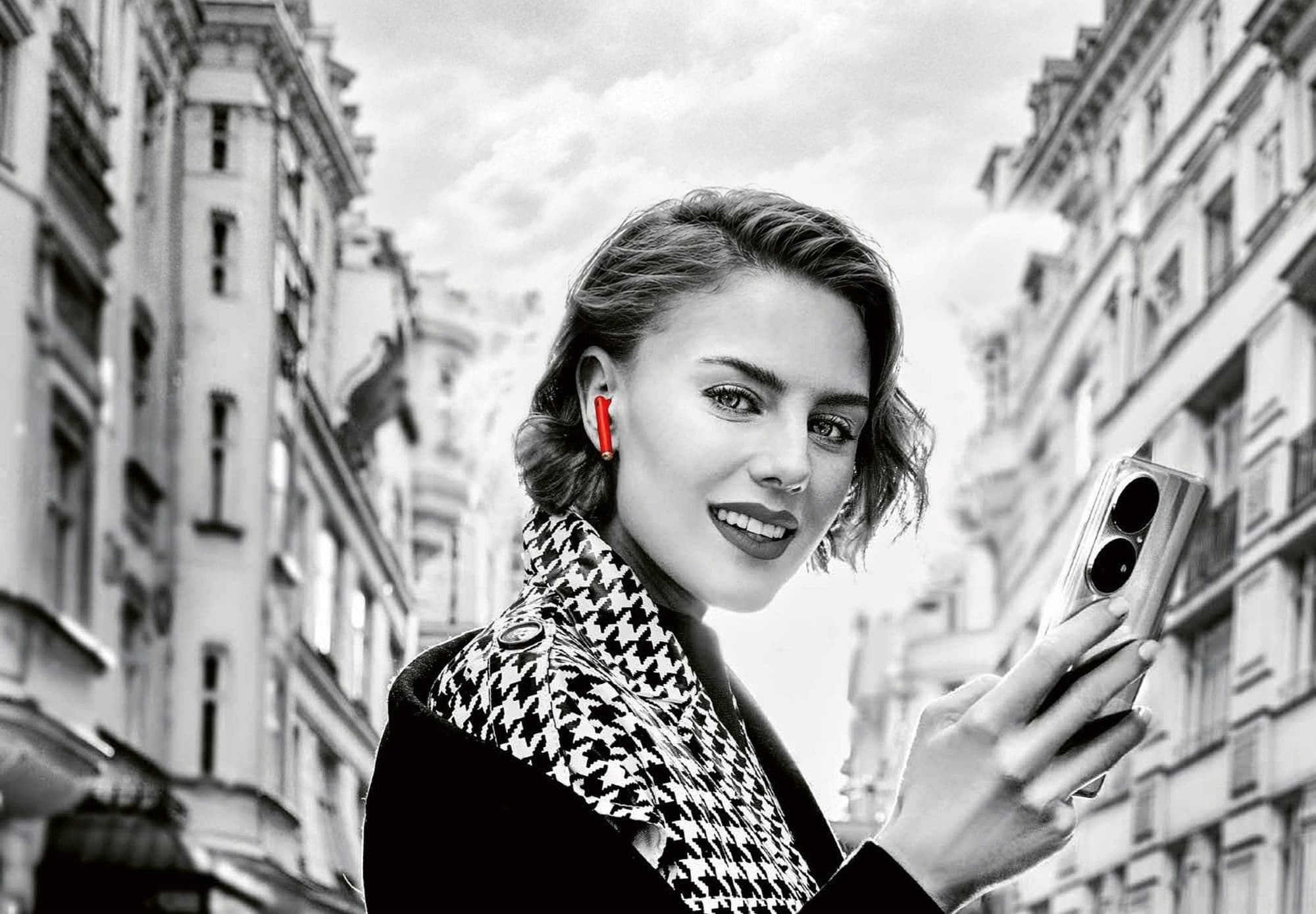 Huawei Kampagne: Frau mit Smartphone in der Stadt, Schwarzweiß