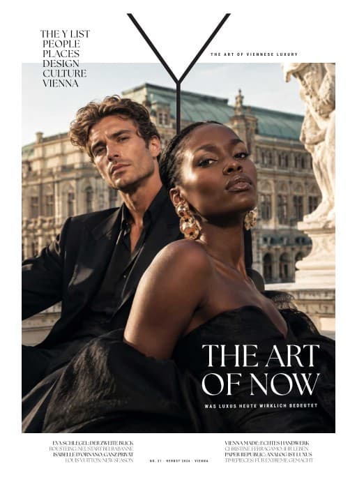 Cover des Magazins Y, „The Art of Now“: Mann im schwarzen Anzug und Frau mit goldenen Ohrringen vor einem historischen Gebäude