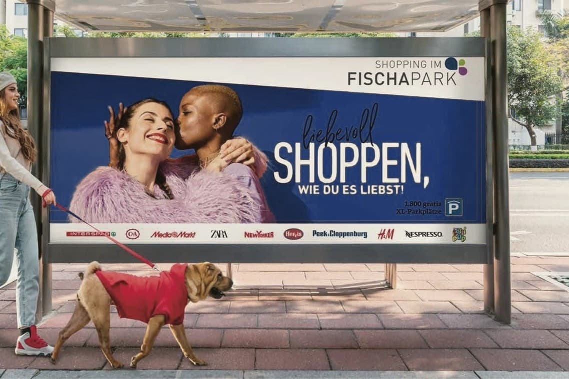 FISCHAPARK Kampagne „Shoppen, wie du es liebst“ als Plakat an einer Haltestelle