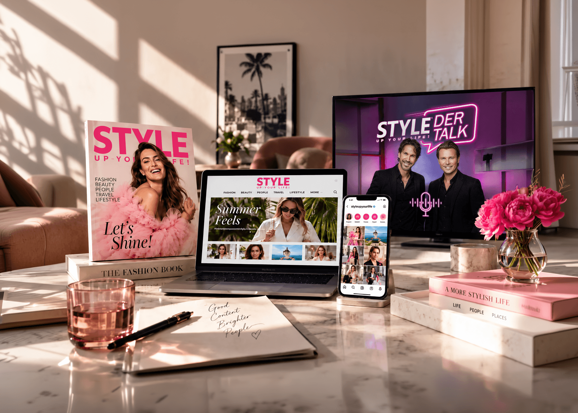 STYLE UP YOUR LIFE! als Magazin, Website, Instagram-Profil und Talkformat „STYLE – Der Talk“ auf einem Marmortisch mit rosa Pfingstrosen