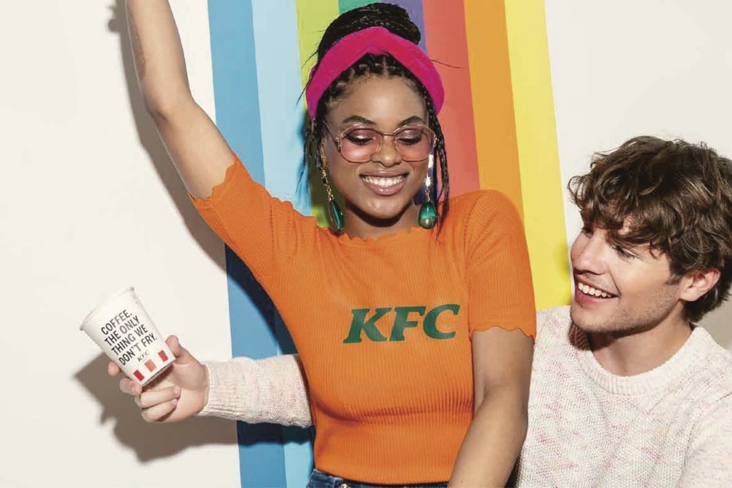 KFC Coffee Kampagne: junges Paar mit Kaffeebecher vor bunter Wand