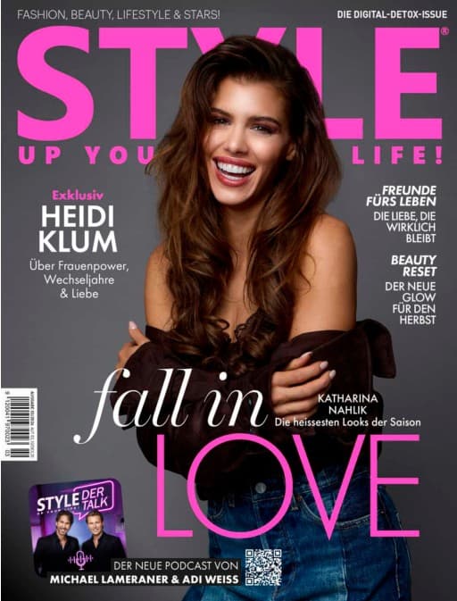 Cover der Digital-Detox-Ausgabe von STYLE UP YOUR LIFE! mit lachender Frau mit langen braunen Haaren und dem Titel „fall in LOVE“